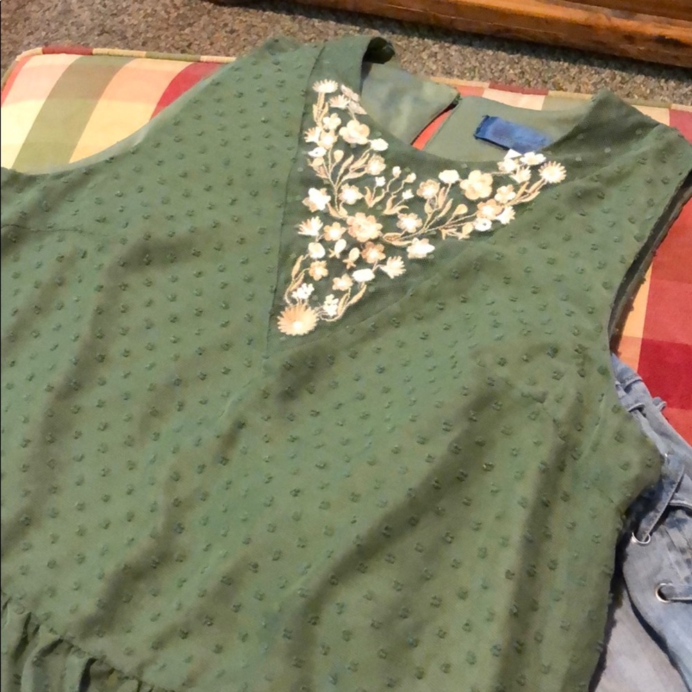 Green Floral Plectrum Sleeveless Blouse 🌾